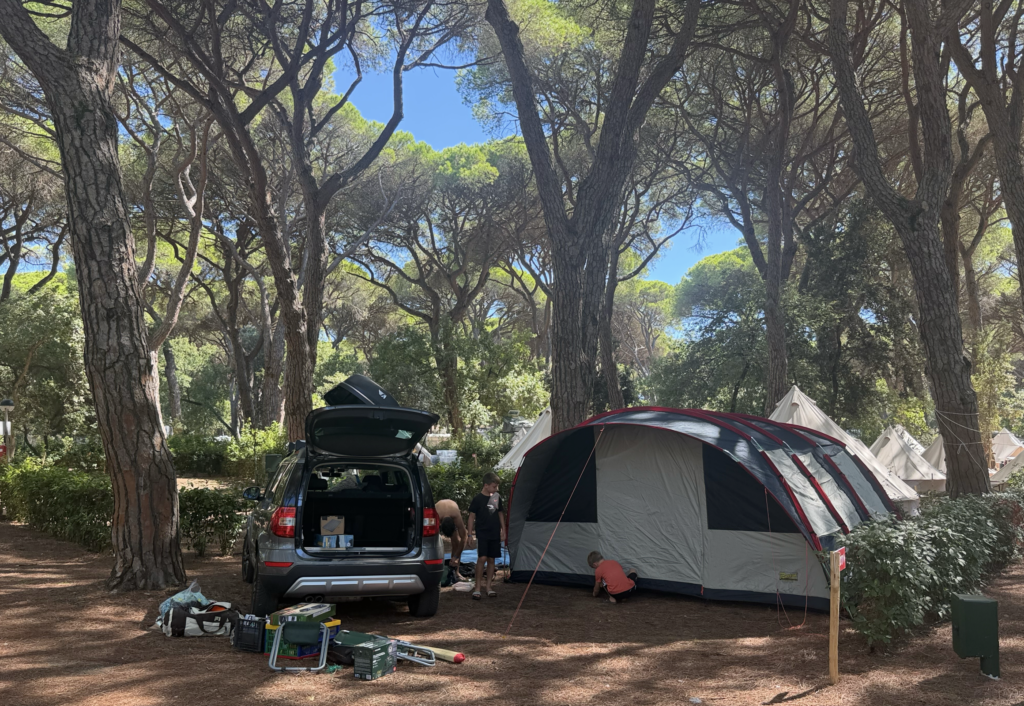 Tra pinete che arrivano fino al mare, spiagge di sabbia, biciclette e giornate vissute all'aperto, abbiamo scelto i campeggi più belli della Maremma per una vacanza in famiglia